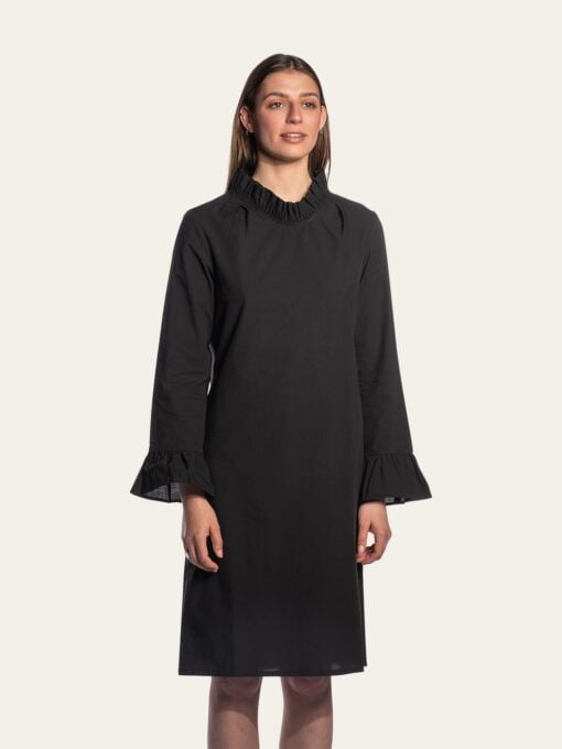 Long-sleeved dress with a pleated collar and cuffs